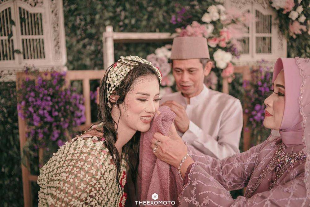 Pengajian dan siraman Atries Angel. instagram.com/theexomoto