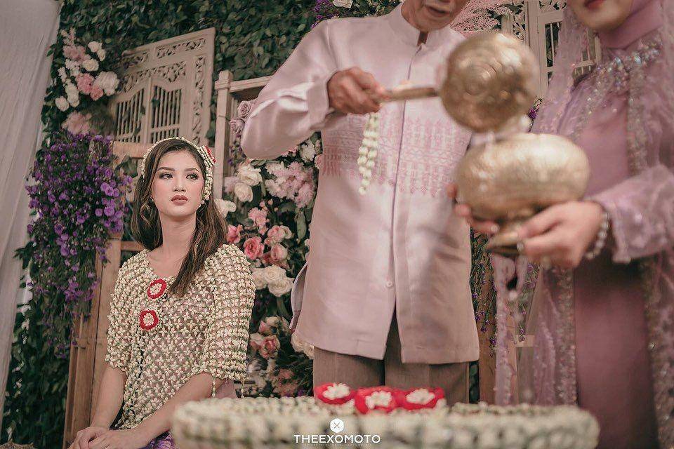 Pengajian dan siraman Atries Angel. instagram.com/theexomoto