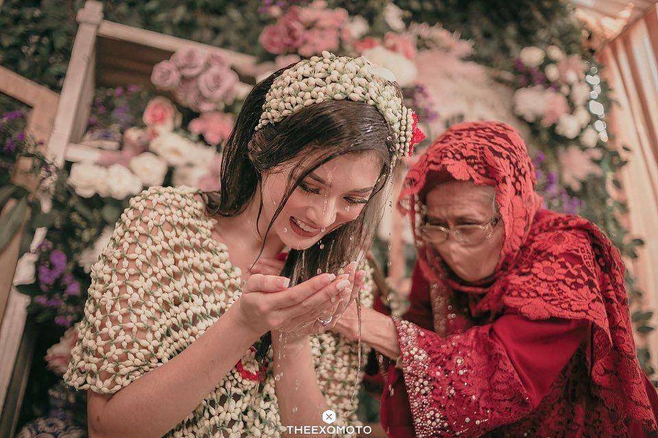 Pengajian dan siraman Atries Angel. instagram.com/theexomoto