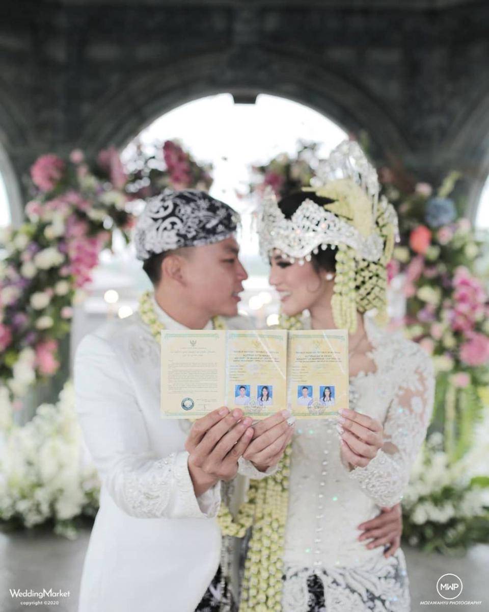 Pernikahan Atries Angel. @weddingmarket_id via instagram.com/mozawahyu