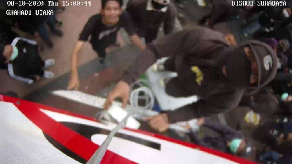 Salah satu rekaman CCTV yang dirusak oleh demonstran di Gedung Negara Grahadi pada Kamis (8/10/2020). Instagram/call112Surabaya