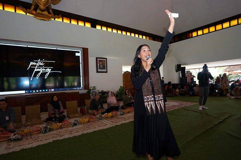 Instagram.com/putri_tanjung