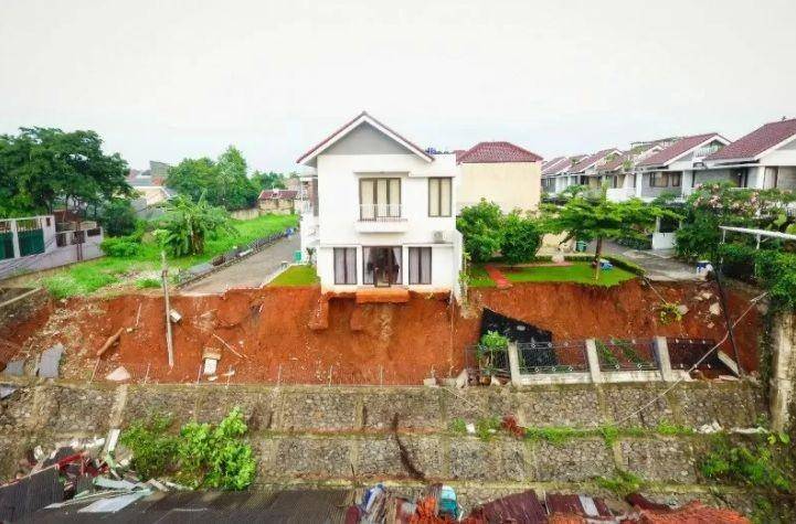 Kondisi tembok pembatas kali di pemukiman yang roboh menutup aliran Kali Anak Setu, Kelurahan Ciganjur, Jagakarsa, Jakarta Selatan, Minggu (11/10/2020) (ANTARA/HO-Damkar Jakarta Selatan)