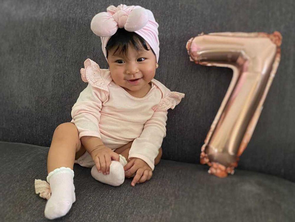 10 Potret Imut Adelynn, Putri Kecil Gwen Priscilla yang Bikin Gemas!