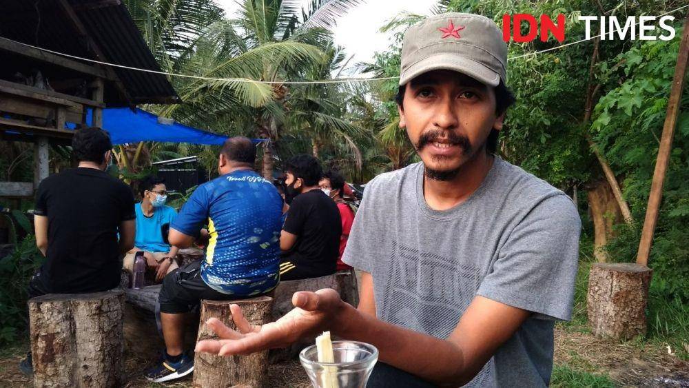 Iskandar, pendiri Kamp Biawak, kafe literasi dengan konsep alam terbuka (IDN Times/Saifullah)