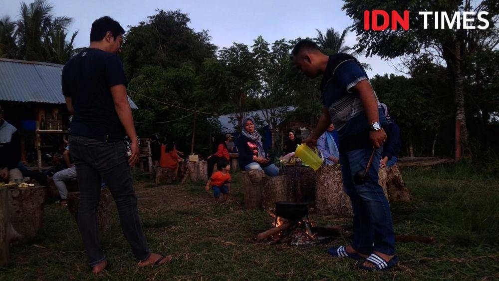 Pengunjung sedang memasak, di Kamp Biawak, kafe literasi dengan konsep alam terbuka (IDN Times/Saifullah)