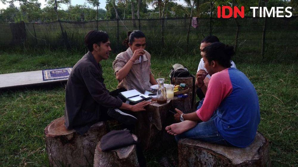 Pengunjung sedang menikmati Kopi Tebu, di Kamp Biawak, kafe literasi dengan konsep alam terbuka (IDN Times/Saifullah)