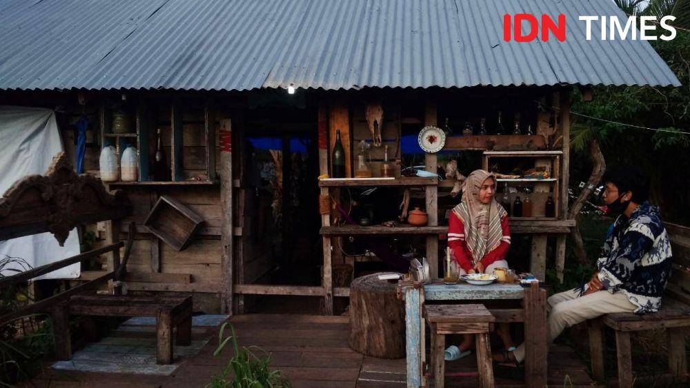 Kandang lembu yang disulap menjadi dapur Kamp Biawak, kafe literasi dengan konsep alam terbuka (IDN Times/Saifullah)