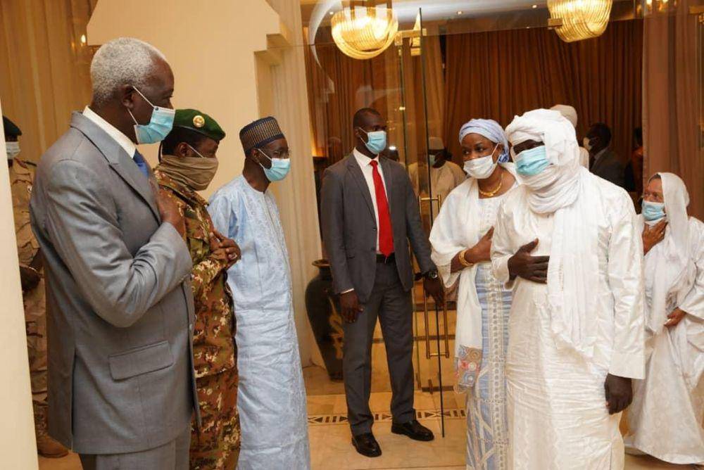 Presiden Bah Ndaw, Wakil Presiden Kolonel Assimi Goita dan PM Moctar Ouane menyambut empat orang sandera yang dibebaskan, saat mereka tiba di istana Koulouba, ibukota Bamako, Mali, pada 9 Oktober 2020. twitter.com/PresidenceMali