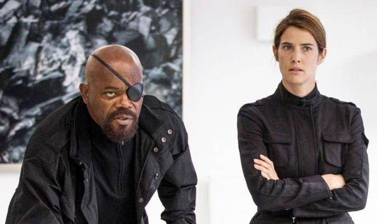Talos sebagai Fury (kiri) dan Soren sebagai Maria Hill (kanan). Marvel Studios