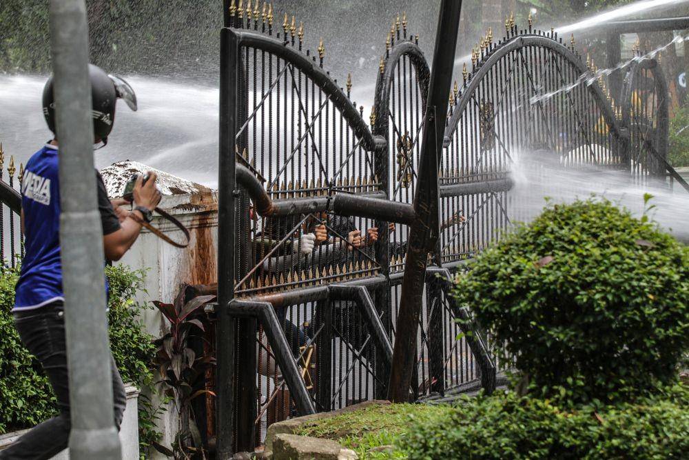 ilustrasi water cannon (IDN Times/Prayugo Utomo)