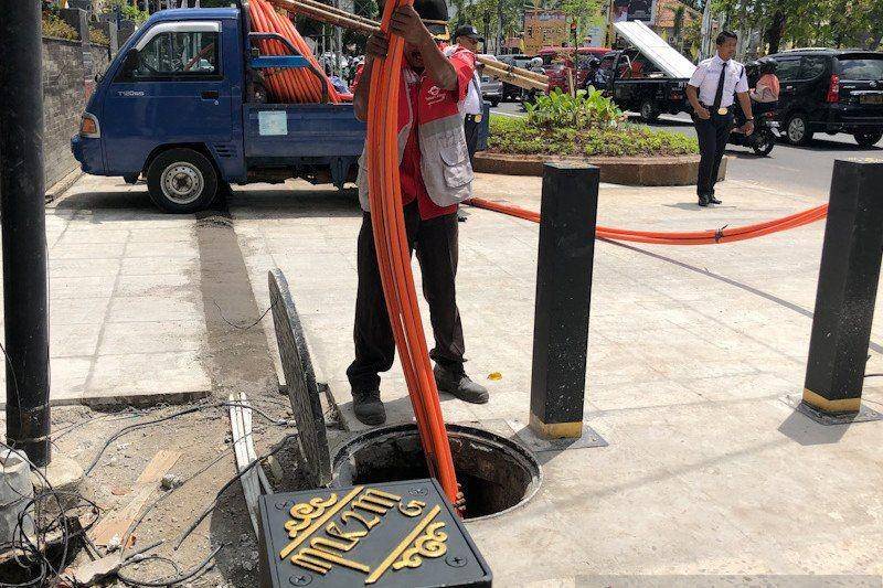 Proses ducting fiber optic dari provider telepon selular yang dilakukan bersamaan dengan revitalisasi pedestrian Jalan Jenderal Sudirman tahap pertama, 9 Desember 2019. (Antara/Eka AR)