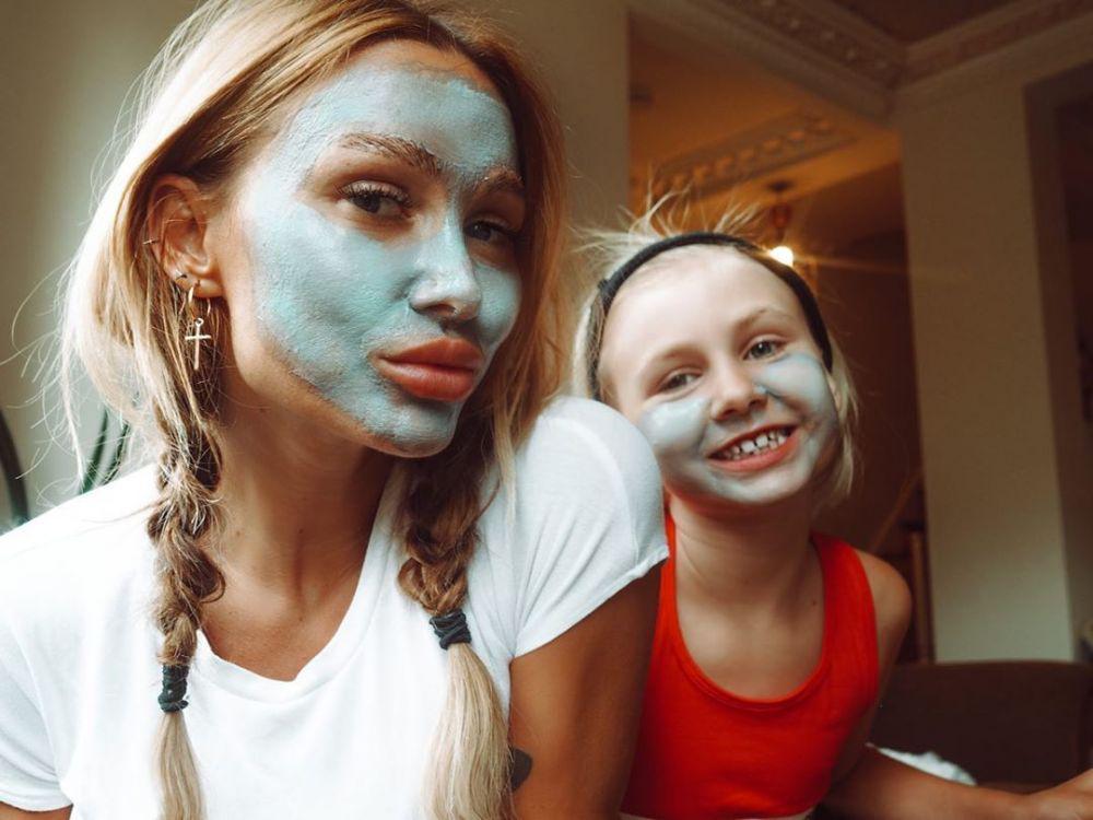 Eks Stylist One Direction, 10 Potret Kompak Lou Teasdale dan sang Anak