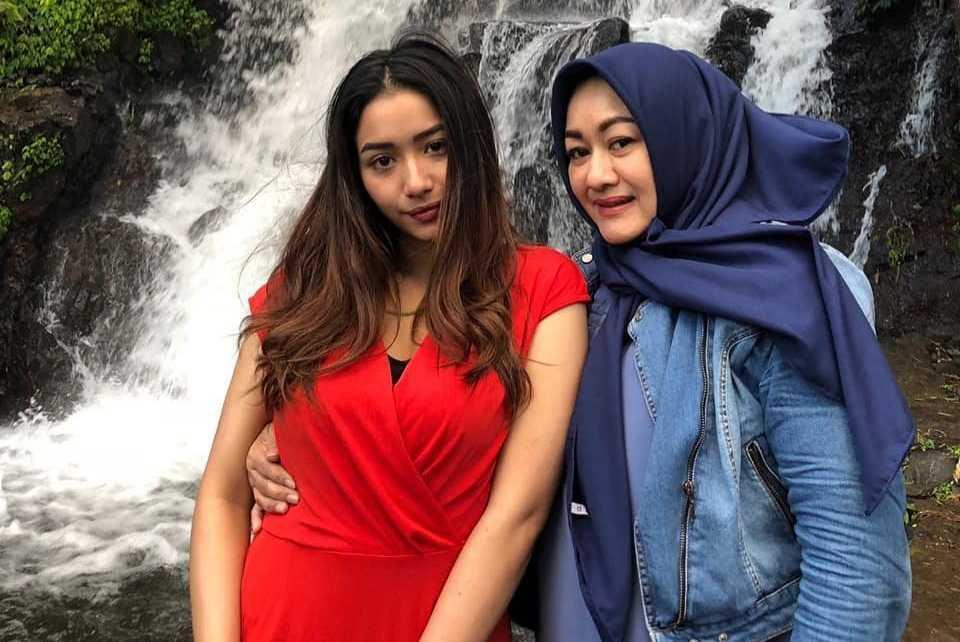 Jarang Disorot, 10 Momen Kompak Adzana Bing Slamet dengan Sang Mama