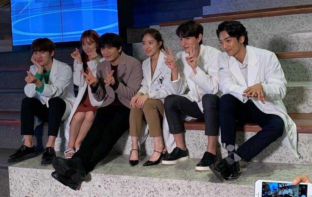 9 Potret Keseruan Para Pemain KDrama 'Doctor John' Ini, Kompak Abis!