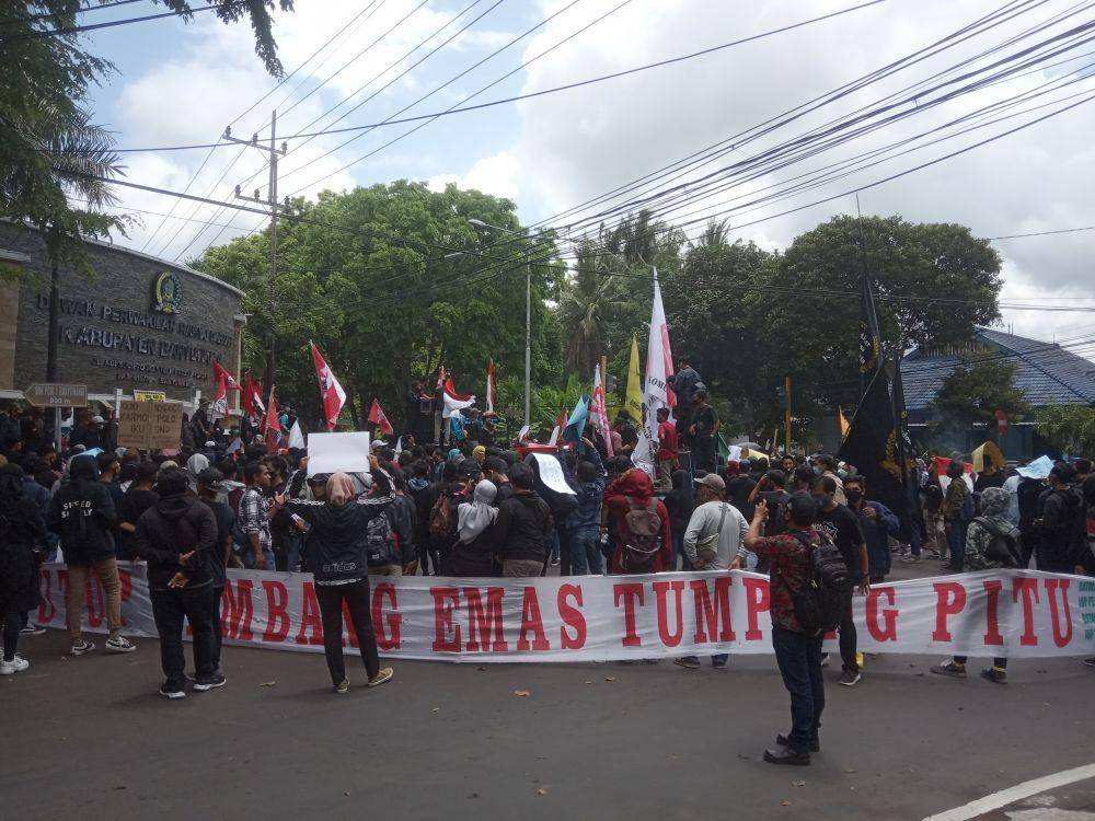 Ribuan Mahasiswa menolak UU Omnibus-Law di Kabupaten Banyuwangi. Mahasiswa juga membentangkan spanduk agar menutup tambang di Tumpang Pitu. IDN Times/Mohamad Ulil Albab