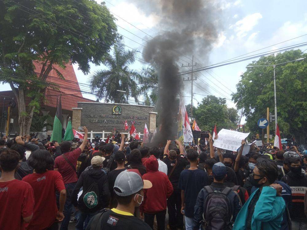Ribuan Mahasiswa menolak pengesahan RUU Omnibus-Law di Kabupaten Banyuwangi. IDN Times/Mohamad Ulil Albab