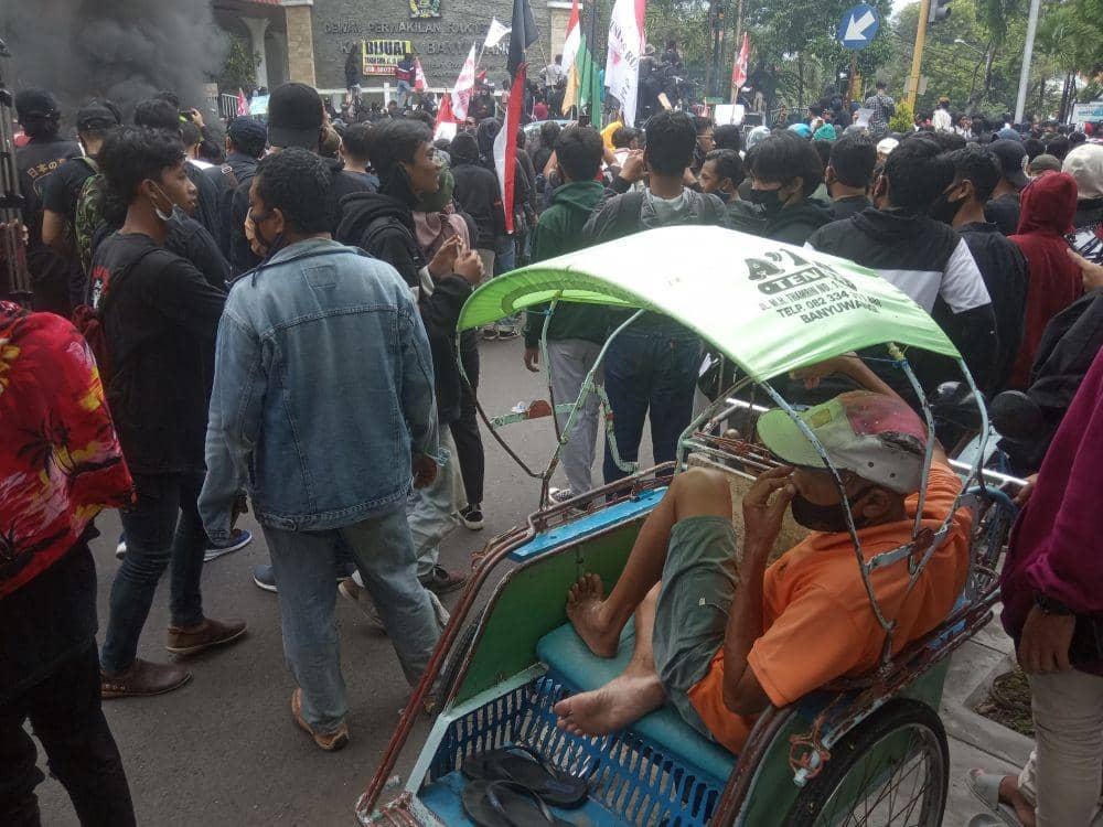 Tukang Becak di Banyuwangi ingin jadi saksi jalannya aksi demonstrasi menolak RUU Omnibus-Law di Banyuwangi. IDN Times/Mohamad Ulil Albab