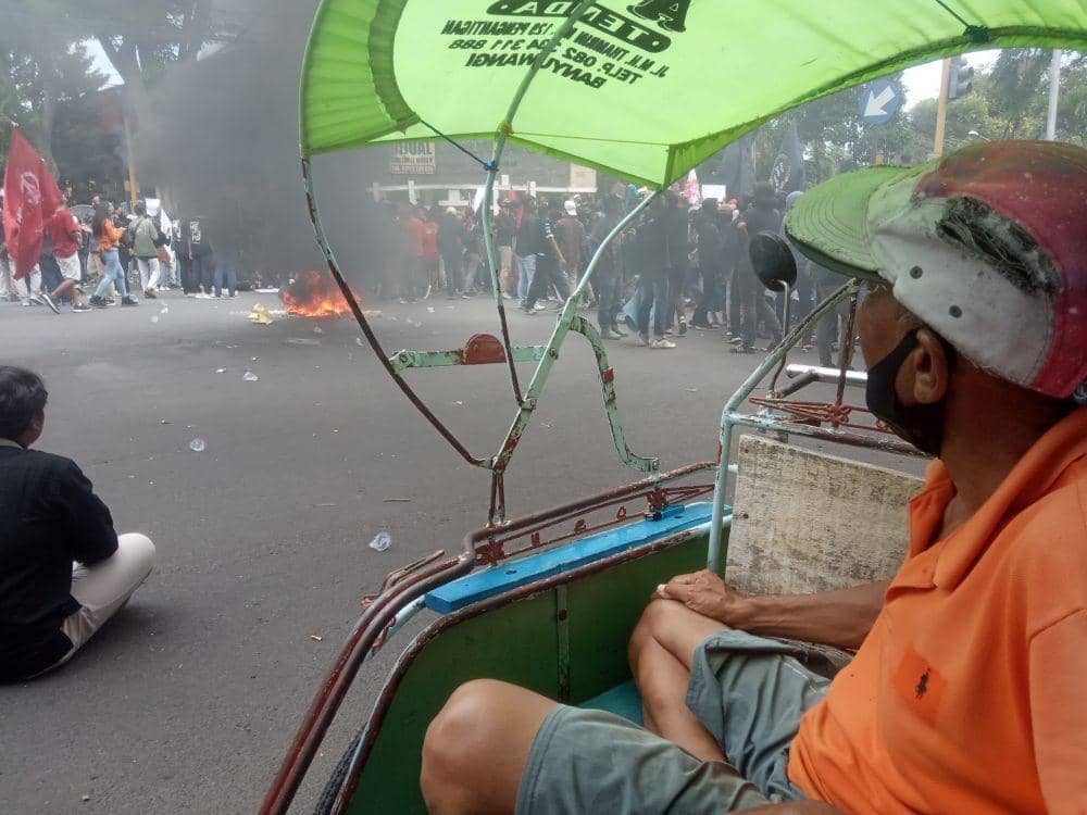 Tetap Mangkal di Tengah Demo, Poniran: Ingin Jadi Saksi Perjuangan