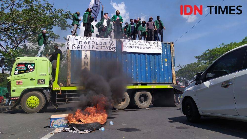 Mahasiswa UMI Makassar berunjukrasa di depan kampus mereka di Jalan Urip Sumoharjo. IDN Times/Sahrul Ramadan