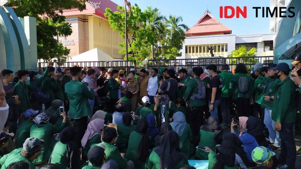 Mahasiswa UMI Makassar berunjukrasa di depan Kantor DPRD Sulsel. IDN Times/Sahrul Ramadan