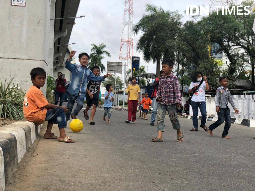Asik berlarian kejar bola (IDN Times/Rangga Erfizal)