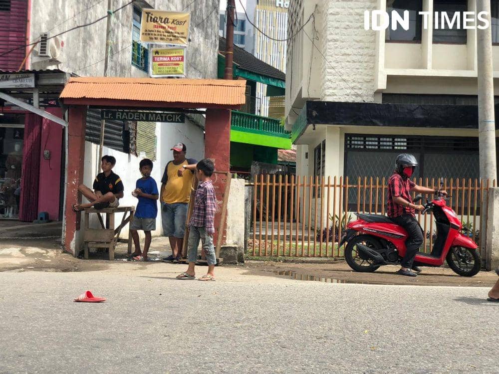 Anak-anak gang seputaran Rivai bermain bola manfaatkan jalan yang diblokade (IDN Times/Rangga Erfizal)