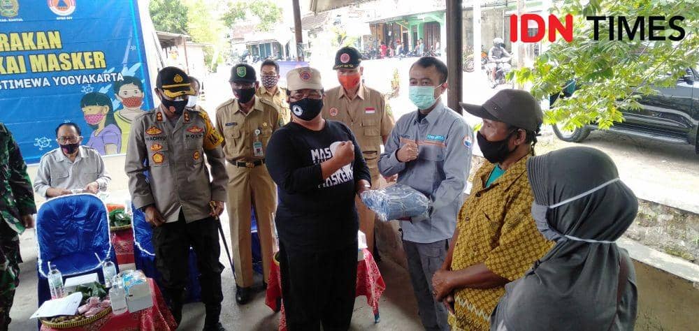 Pjs Bupati Bantul, Budi Wibowo bagikan masker secara simbolis kepada Ketua FPRB Bantul, Waljito untuk selanjutnya dibagikan kepada masyarakat. IDN Times/Daruwaskita