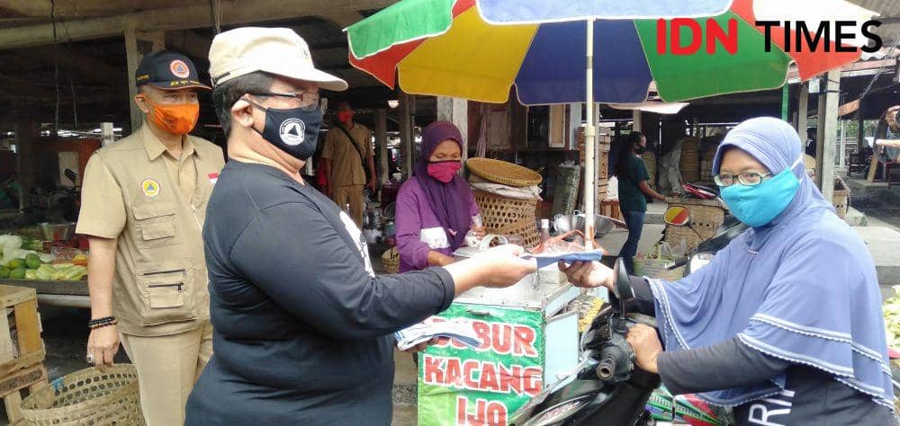 Pjs Bupati Bantul, Budi Wibowo bagikan masker kepada pedagang di pasar Pundong, Bantul. IDN Times/Daruwaskita