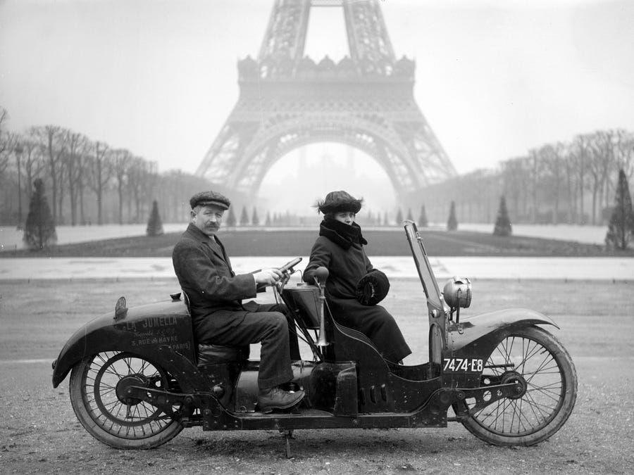 12 Potret Kota Paris 100 Tahun yang Lalu, Selalu Padat Pengunjung Lho