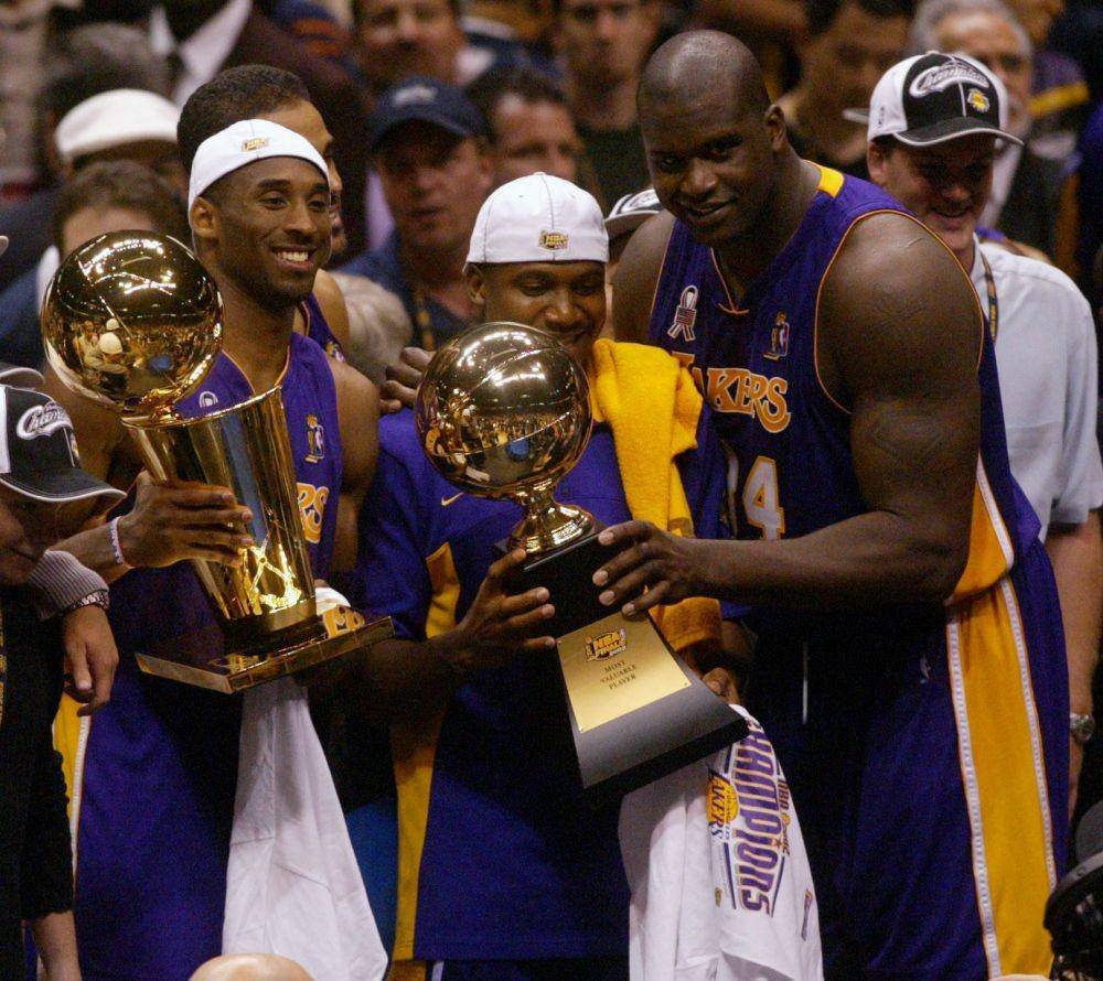 Dua legenda LA Lakers, Kobe Bryant (kiri) and Shaquille O'Neal (kanan).  (essentiallysports.com).
