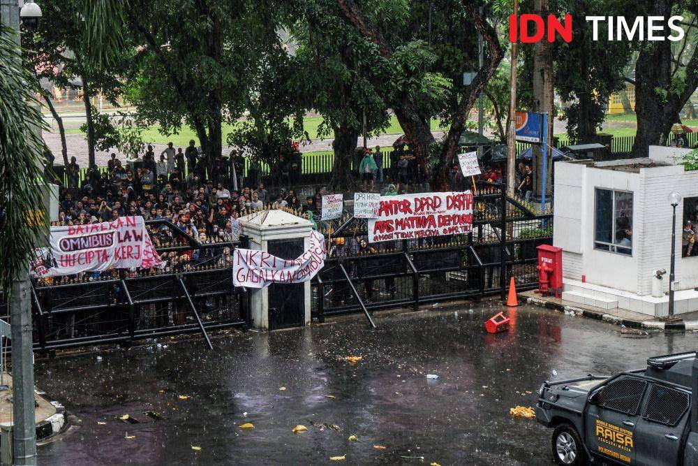 Massa AKBAR Sumut berunjuk rasa menolak pengesahan Omnibus Law UU Cipta Kerja di DPRD Sumut , Senin (12/10/2020). (IDN Times/Prayugo Utomo)