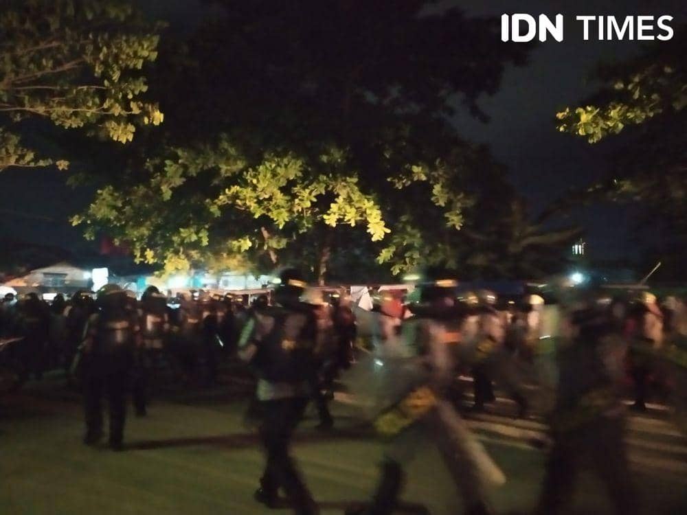 Polisi antihuru-hara saat sedang menyapu mahasiswa di Jalan Teuku Umar, Samarinda (IDN Times/Yuda Almerio)