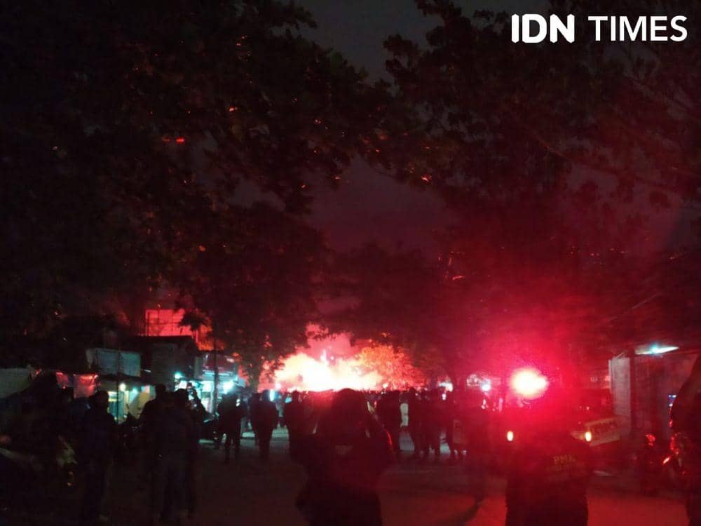 Mahasiswa mulai menyalakan kembang api di depan DPRD Kaltim, Jalan Teuku Umar, Kelurahan Loa Bakung, Kecamatan Sungai Kunjang, Samarinda (IDN Times/Yuda Almerio)