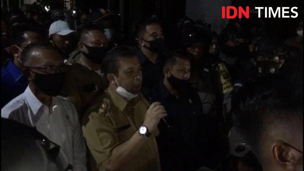 Wakil Gubernur Kaltim, Hadi Mulyadi (pegang mic) dan Wakil DPRD Kaltim Samsun (kiri baju putih) saat menemui para mahasiwa (IDN Times/Yuda Almerio)
