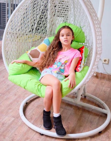 instagram.com/chloelynchofficial