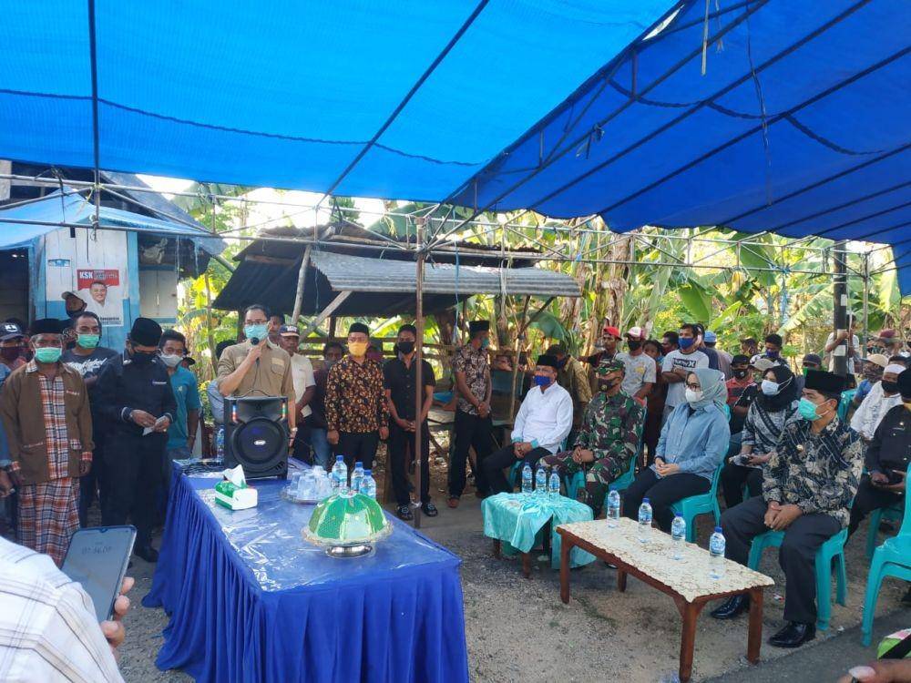 Direktur Perlindungan WNI Kemenlu, Judha Nugraha ikut mengawal pemulangan jenazah La Baa ke rumah duka di Buton (Direktorat PWNI Kemenlu)