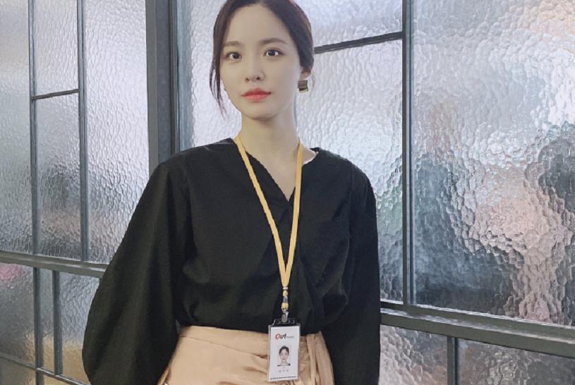 10 Potret Bae Yoon Kyung, Reporter Kim Su Man di Drama Record of Youth