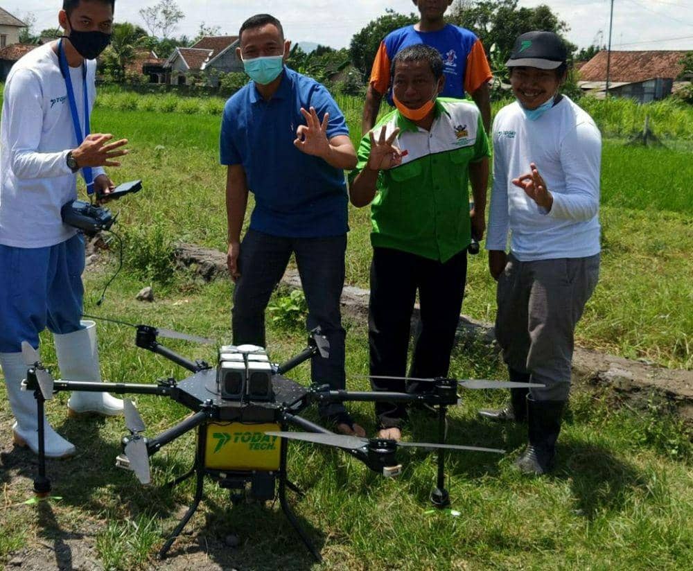 Petani di Kalasan gunakan drone untuk menyemprot hama. Dok: istimewa