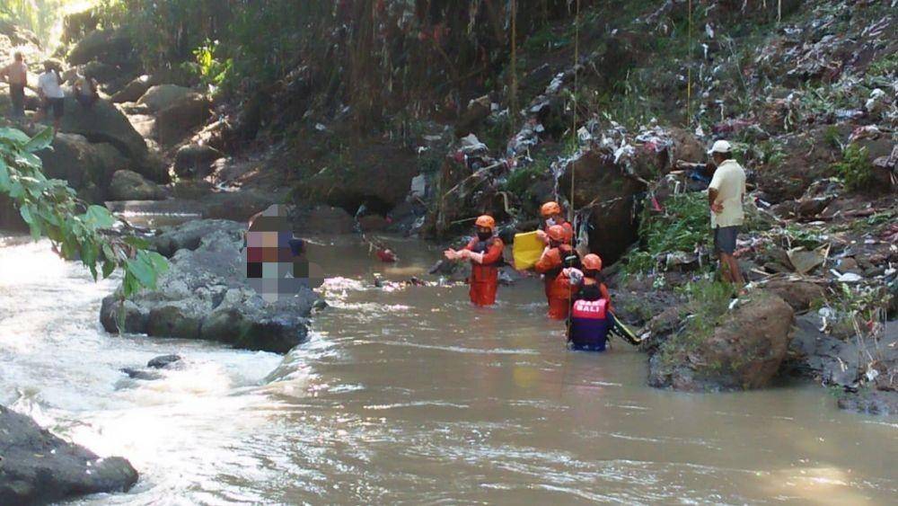Basarnas Bali melakukan evakuasi korban pencari ikan (Dok.IDN Times/Basarnas Bali