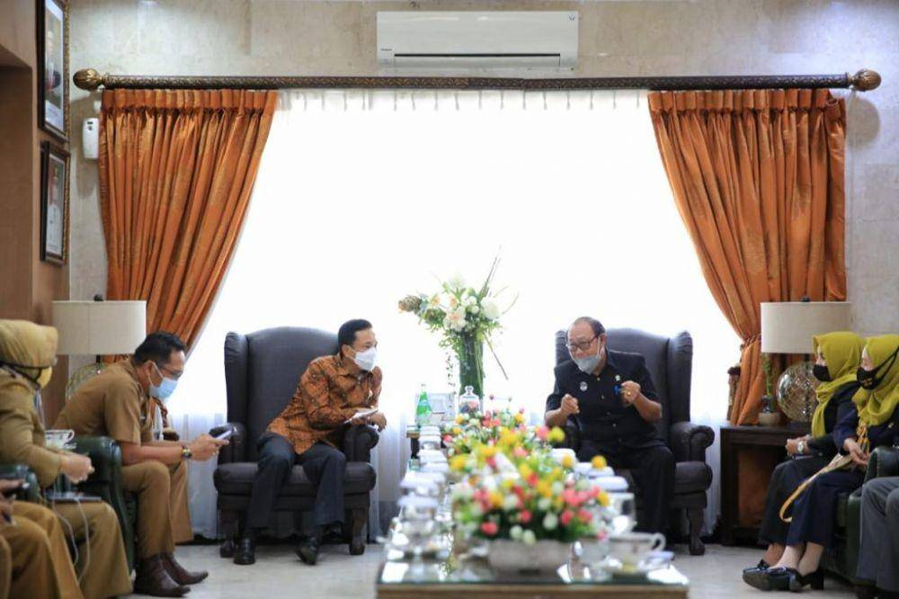 Pj Wali Kota Makassar Rudy Djamaluddin menerima Ketua Pengadilan Tinggi Makassar Muhtadin di Rujab Wali Kota Makassar, Selasa (13/10/2020). Humas Pemkot Makassar