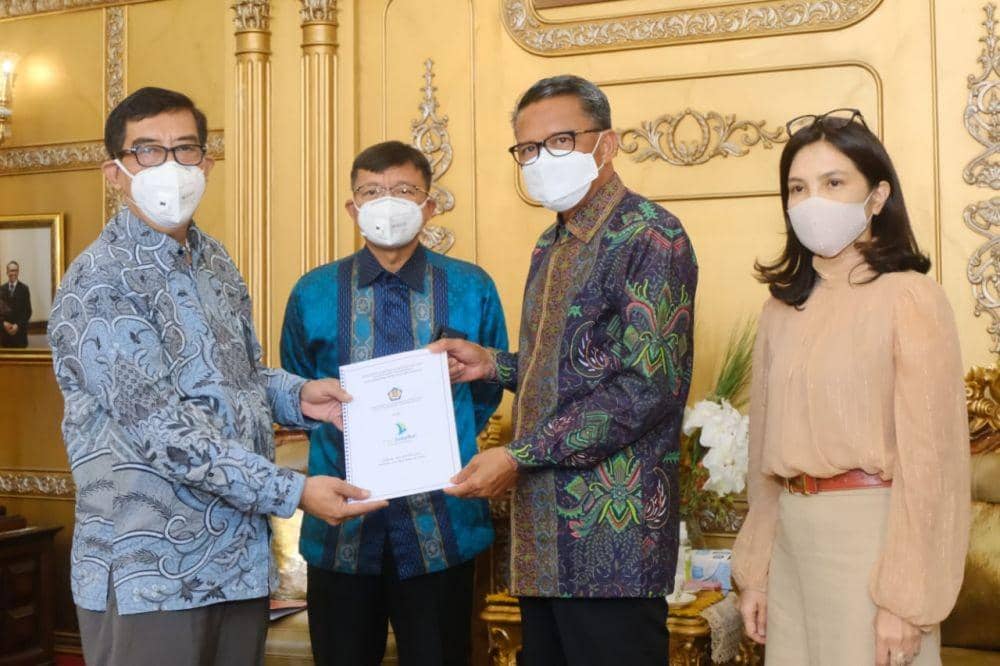 Pemprov Sulsel terima dana PEN secara simbolis di Rujab Gubernur Sulsel, Selasa (13/10/2020). Humas Pemprov Sulsel