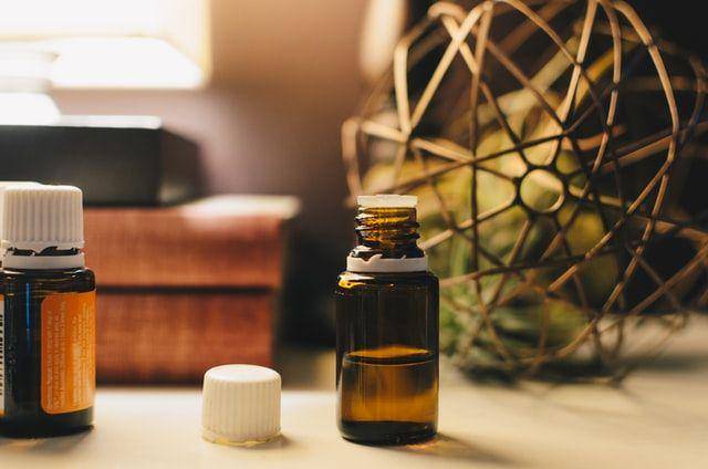 Ilustrasi tea tree oil (unsplash.com/@kellysikkema)