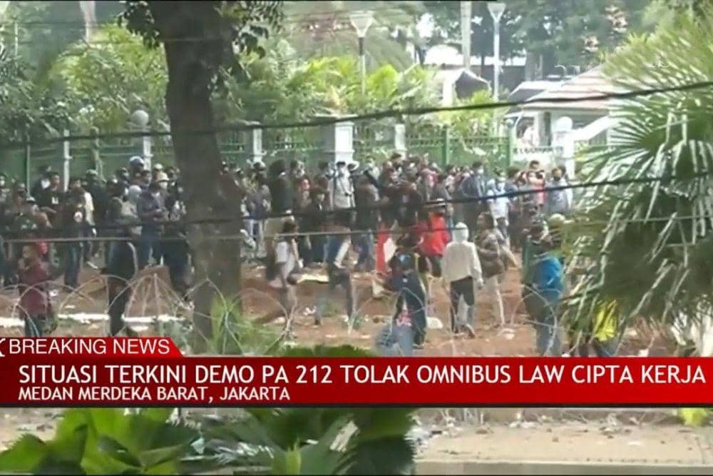 [BREAKING] Demo PA 212 Tolak Omnibus Law Memanas