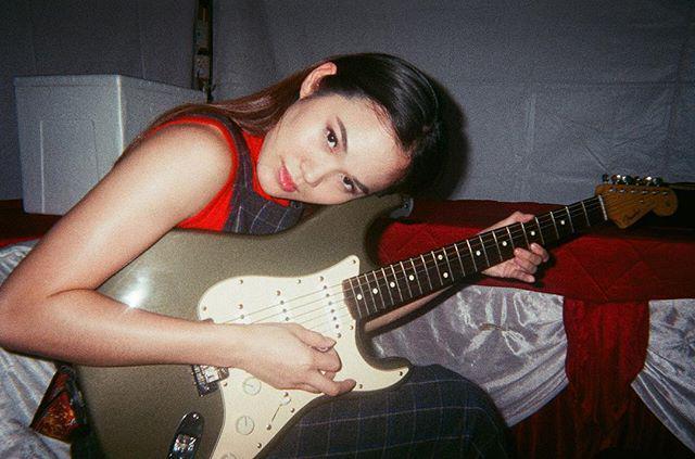 Artis Multitalenta, 10 Potret Kece Sheryl Sheinafia saat Bawa Gitar