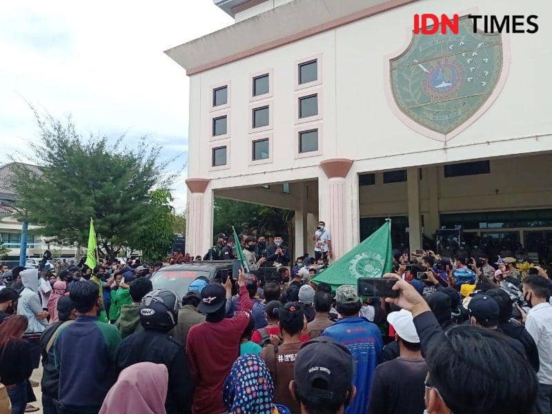Demo buruh menolak UU Omniblus Law Cipta Kerja di DPRD PPU (IDN Times/Ervan Masbanjar)