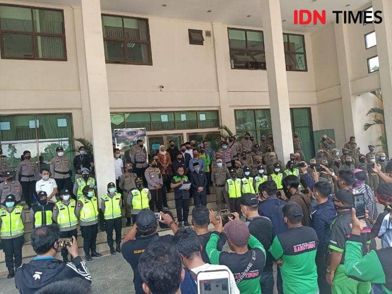 Demo buruh menolak UU Omniblus Law Cipta Kerja di DPRD PPU (IDN Times/Ervan Masbanjar)