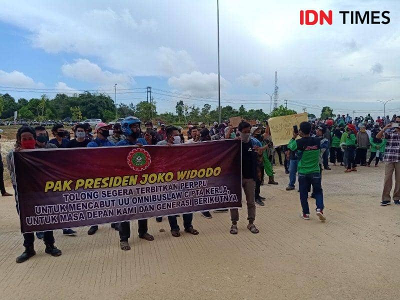 Demo buruh menolak UU Omniblus Law Cipta Kerja di DPRD PPU (IDN Times/Ervan Masbanjar)