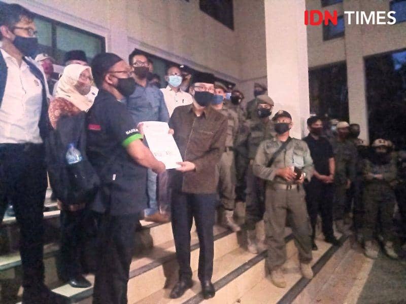 Ketua DPRD, Jhon Kenedy dan ketua FSP Kahutindo PPU, Asrul Paduppai memperlihatkan surat komitmen DPRD PPU (IDN Times/Ervan Masbanjar)