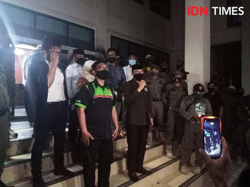 Ketua DPRD, Jhon Kenedy saat menyampaikan komitmen menyampaikan aspirasi pendemo ke DPR RI dan Presiden (IDN Times/Ervan Masbanjar)